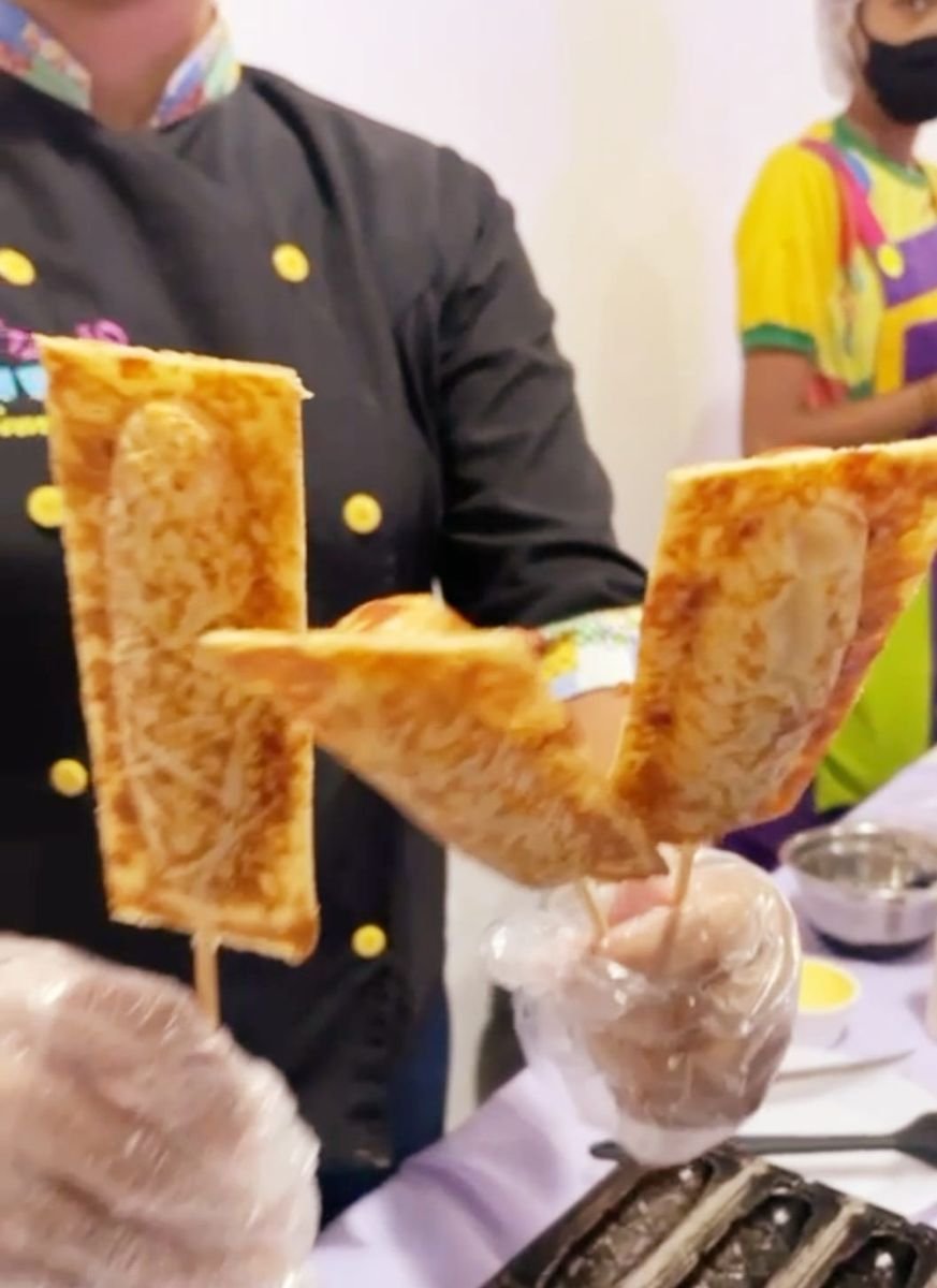 Crepe no palito saindo da chapa