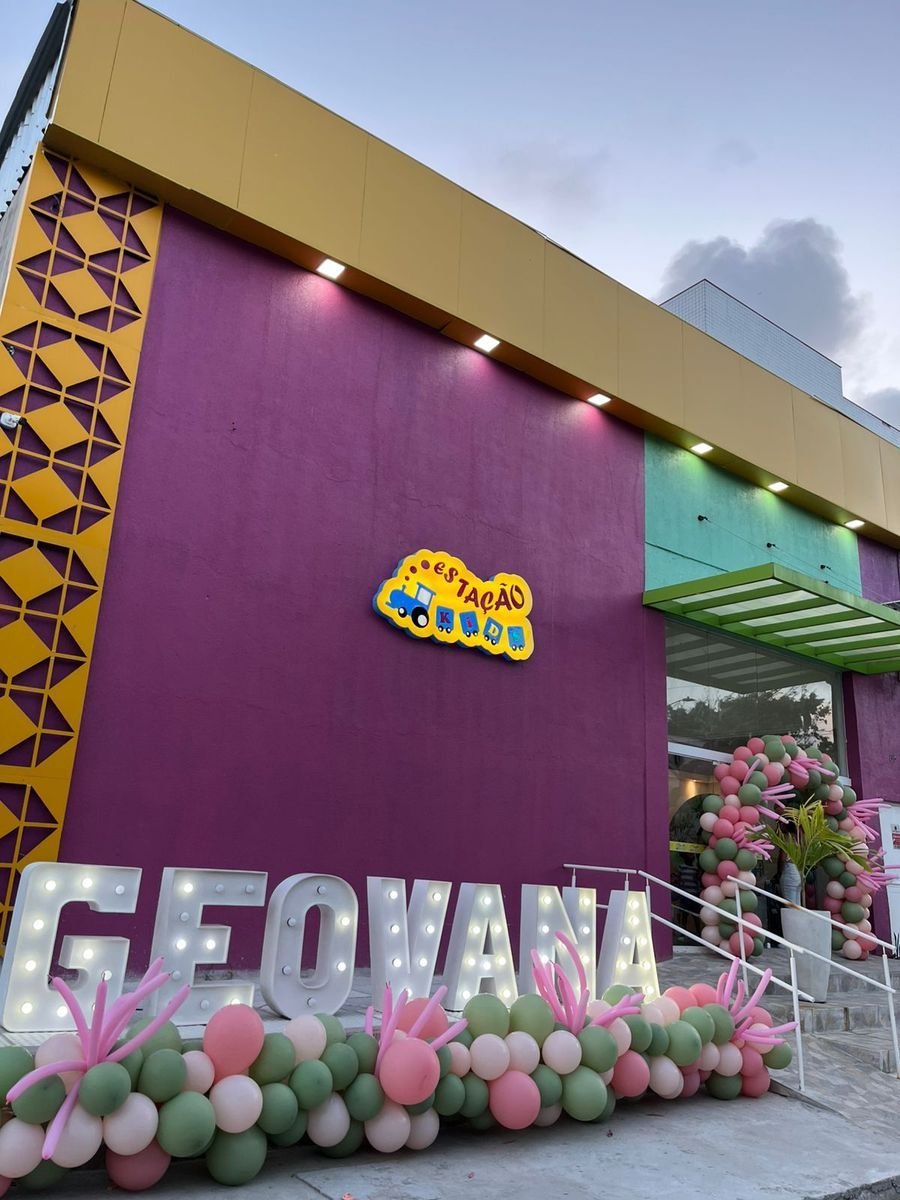 Fachada da Estação Kids com letreiro e balões